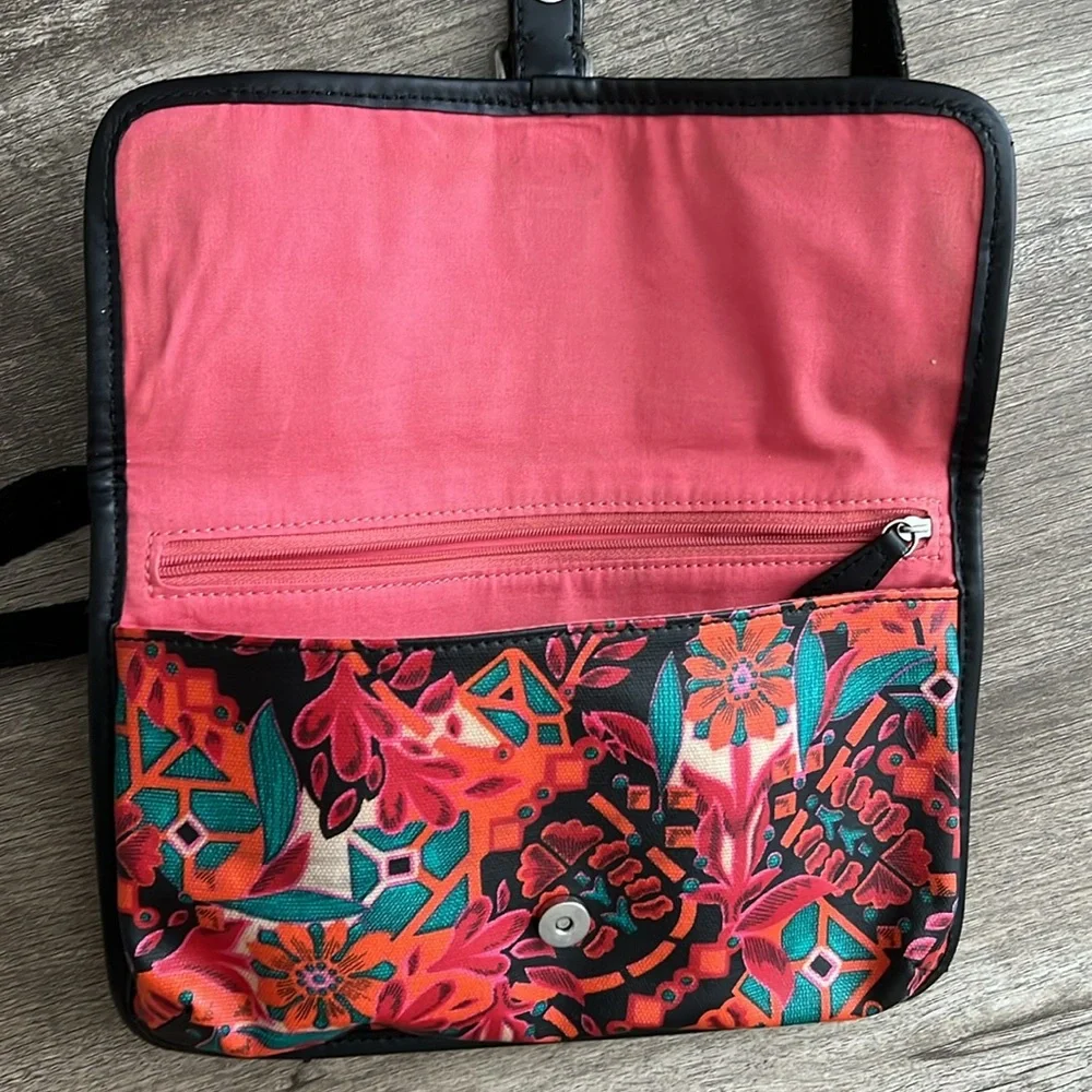 FOSSIL. Cute little crossbody. Perfect for fall. Gentle used condition. 10x6.